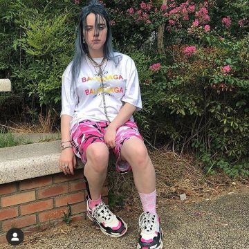Le t-shirt Balenciaga porté par Billie Eilish sur le compte Ins­ta­gram de @_.mys­tran­gead­dic­tion­billie._