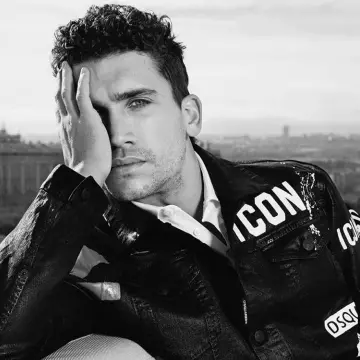 La chaqueta negra Dsquared 2 de Jaime Lorente en su cuenta de Instagram @jaimelorentelo