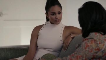 Cinq a Sept Ava Mini Vestido Blanco usado por Feliz Ramirez en Grand Hotel (S01E07)