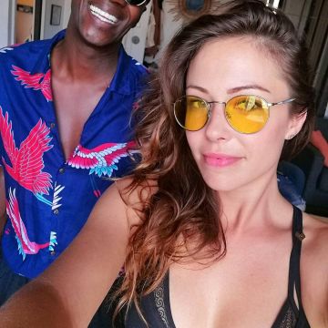 Les lunettes de soleil à verres oranges de Dounia Coesens sur son compte Instagram @douniacoesens