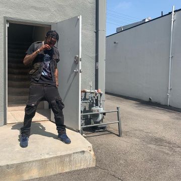 Nike Jordan 6 Rétro Diffusés Bleu baskets portées par Travis Scott sur son Instagram account @travisscott