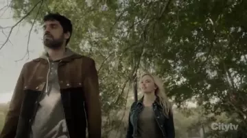 Forever 21 Green Ruched Drawstring Tee worn by Lauren Strucker (Natalie Alyn Lind) in The Gifted (Season 02 Episode 04)