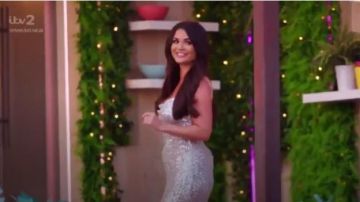 Lo vi por primera lentejuela plateada Cowl Fishtail Maxi Vestido usado por India Reynolds en Love Island (Temporada 05 Episodio 57)