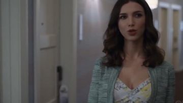 Sandro Varda recortó Cardigan Blue Sky usado por Alicia Mendoza (Denyse Tontz) en Grand Hotel (Temporada 01 Episodio 07)