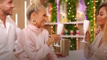 French Fashion House Claudia's Hearts Pendientes usados por Molly Mae Hague en Love Island (Temporada 05 Episodio 57)
