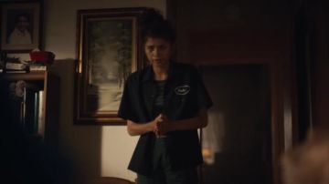 Les peelings Direct Brodé Peaux Logo Shirt Marine portés par Rue Bennett (Zendaya) dans l'Euphorie (Saison 01 Épisode 07)