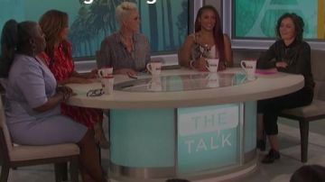 Asos Snake Animal Print Cami en Blanco y Negro usado por Eve en The Talk JULIO 30, 2019