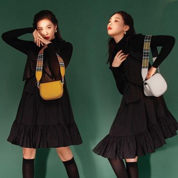 Bolso cruzado usado por Sunmi en la cuenta de Instagram @miyayeah