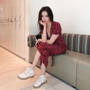 Mono rojo con flores usado por Sunmi en la cuenta de Instagram @miyayeah