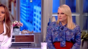 Altuzarra Visage Pussy-Bow Blusa de seda en azul estampado usado por Meghan McCain en The View JULIO 30, 2019