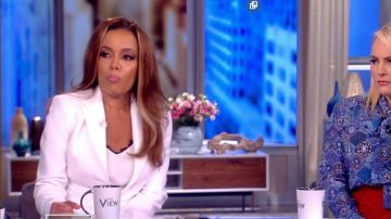 L'Agence Lia Lace Trim Silk Camisole en blanco usado por Sunny Hostin en The View JULIO 30, 2019
