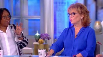 Elie Tahari Asifa Asymétrique en Soie Blouse en Bleu porté par Joy Behar sur Le point de Vue le 30 JUILLET 2019