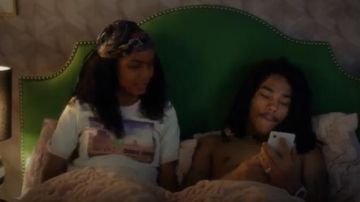 Camiseta estampada de Ganni usada por Zoey Johnson (Yara Shahidi) en Grown-ish (Temporada 02 Episodio 20)
