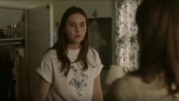 Brandy Melville Blanc Alea M'Oublie Pas Shirt porté par McKenna Brady (Liana Liberato) en Léger comme une Plume (Saison 01 Épisode 04)