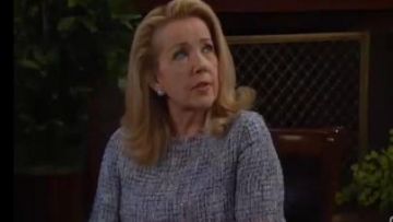 Teri Jon Robe en Marine Multi porté par Melody Thomas Scott, comme on le voit dans les Jeunes et Les Agités