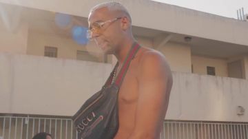 El bolso de plátano negro gucci de Naps en su video musical Vovo