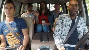 le t-shirt The Na­tio­nal de Antoni Porowski dans Queer Eye