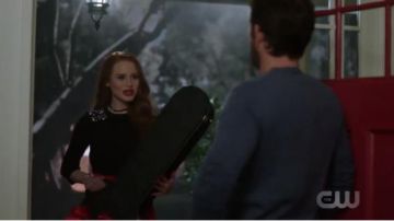 Kate Spade Noire ornée arc chandail porté par Cheryl Fleur (Madelaine Petsch) à Riverdale (Saison 01 Épisode 09)