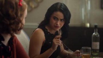 Ted Baker Robe Noire portée par Veronica Lodge (Camila Mendes) à Riverdale (Saison 01 Épisode 09)