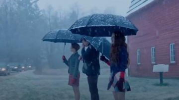 Tommy Hilfiger Multicolore Jupe portée par Cheryl Fleur (Madelaine Petsch) à Riverdale (Saison 01 Épisode 09)