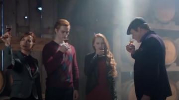 Guess Marciano Shayna Drapé Veste en Cuir portés par Cheryl Fleur (Madelaine Petsch) à Riverdale (Saison 01 Épisode 09)