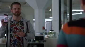Lacoste Colorblock X Keith Haring Allover Print Polo Shirt porté par Evan Speck (T. J. Linnard) en Bonne Difficulté (Saison 02 Épisode 07)