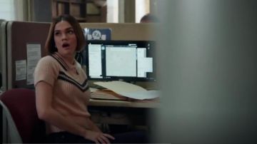 Abercrombie & Fitch Rose Icône Pull Polo porté par Callie Adams Foster (Maia Mitchell) en Bonne Difficulté (Saison 02 Épisode 07)