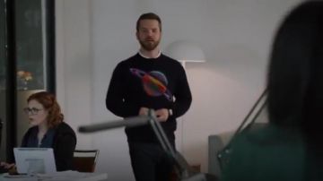 Paul Smith Bleu Saturn Knit Sweater usado por Evan Speck (T.J. Linnard) en Good Trouble (Temporada 02 Episodio 07)