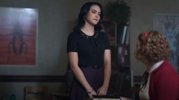 Tory Burch Noire Ornée de Ruban au Cou Côtelée Chandail porté par Veronica Lodge (Camila Mendes) à Riverdale (Saison 01 Épisode 09)