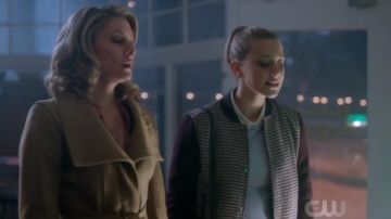 Aritzia Brun clair Babaton Spencer Manteau porté par Alice Cooper (Mädchen Amick) à Riverdale (Saison 01 Épisode 09)
