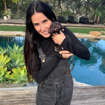 Les femmes en Noir de l'Équipage Cou en Maille Fine porté par Demi Moore sur l'Instagram account @moore2d