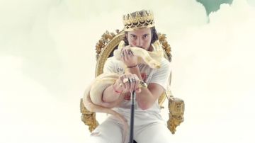 El anillo de oro de Lord Esperanza en su video musical Oh Lord