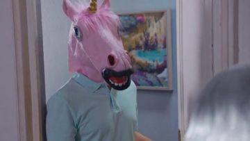 La máscara de unicornio rosa de Abdel (Marwan Berreni) en Plus belle la vie Temporada 15 Episodio 3855