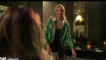 Le bomber Maje en satin vert porté par Stephanie pratt dans The hills new beginnings Saison 01 Episode 06