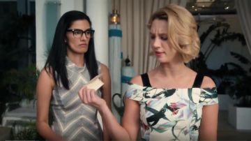 Karen Millen Gris Fit et les Reflets de Bande de Tweed Habiller porté par Krishna (Shelly Bhalla) dans Jane the Virgin (Saison 05, Épisode 19)