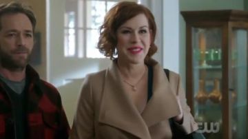 Ted Baker Chameau Aurore d'une écharpe Longue, manteau porté par Marie Andrews (Molly Ringwald) à Riverdale (Saison 01 Épisode 10)