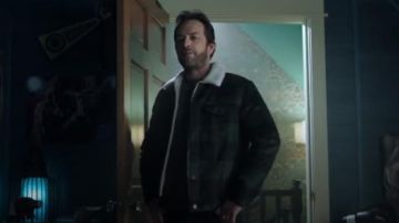 Levi's Sherpa Trucker Jacket in Green Plaid porté par Fred Andrews (Luke Perry) à Riverdale (Saison 01 Épisode 10)