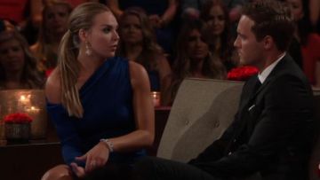 Cushnie Asymmetric Hammered-satin Blue Mini Vestido usado por Hannah Brown en The Bachelorette (Temporada 15 Episodio 12)