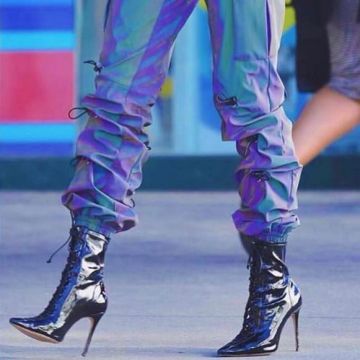 Schutz Tennie Dentelle Jusqu'à Mi Mollet Point de Bottes à embout d'porté par Olivia Culpo Hollywood, le 31 juillet 2019