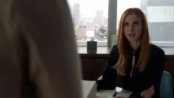 La robe en crêpe Victoria Beckham portée par Donna Paulsen (Sarah Rafferty) dans Suits : Avo­cats sur Me­sure Saison 09 Episode 03