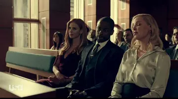La robe fourreau bordeau portée par Donna Paulsen (Sarah Rafferty) dans Suits : Avo­cats sur Me­sure Saison 09 Episode 03