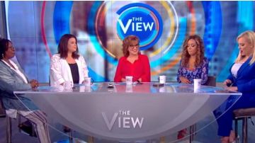 Kobi Halperin Darcy Blouse en Soie coup de poing porté par Joy Behar sur La Vue 1 AOÛT 2019