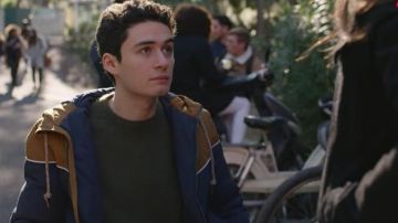 La veste orange et bleue de Antonin (Nathan Bensoussan) dans Un si grand soleil