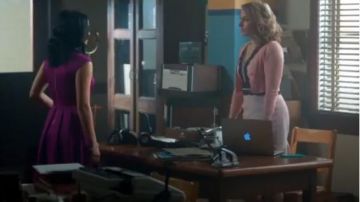 Ballerine en Tweed Rose Contraste Dentelle Robe sans Manches, portée par Alice Cooper (Mädchen Amick) à Riverdale Saison 01 Épisode 11