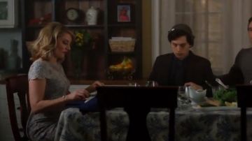 Tadashi Shoji Dentelle Robe Fourreau porté par Alice Cooper (Mädchen Amick) à Riverdale (Saison 01 Épisode 11)