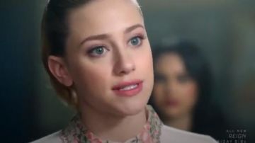 Forever 21 Classique de Goujon de Boucles d'oreilles portées par Betty Cooper (Lili Reinhart) à Riverdale (Saison 01 Épisode 11)