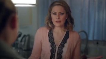 Mak Rose pin-up Recadrée Cardigan porté par Alice Cooper (Mädchen Amick) à Riverdale (Saison 01 Épisode 11)