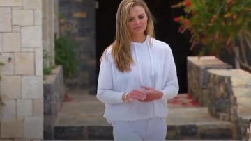 Chaser Thermal Raglan SleeveDolman Pullover Hoodie White usado por Hannah Brown en The Bachelorette (Temporada 15 Episodio 12)