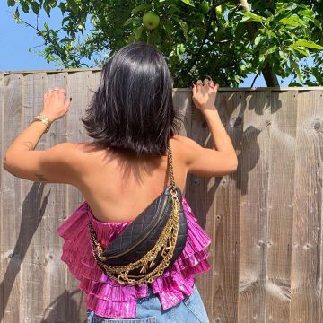 Chanel en cuir d'Agneau, Tons d'Or, & Ton Argent Métal Noir Sac de Taille porté par Dua Lipa sur son Instagram account @dualipa