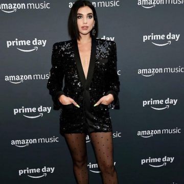 Saint Laurent, Pierre de Cristal Clip Boucles d'oreilles en Argent et Noir porté par Dua Lipa sur son Instagram account @dualipa
